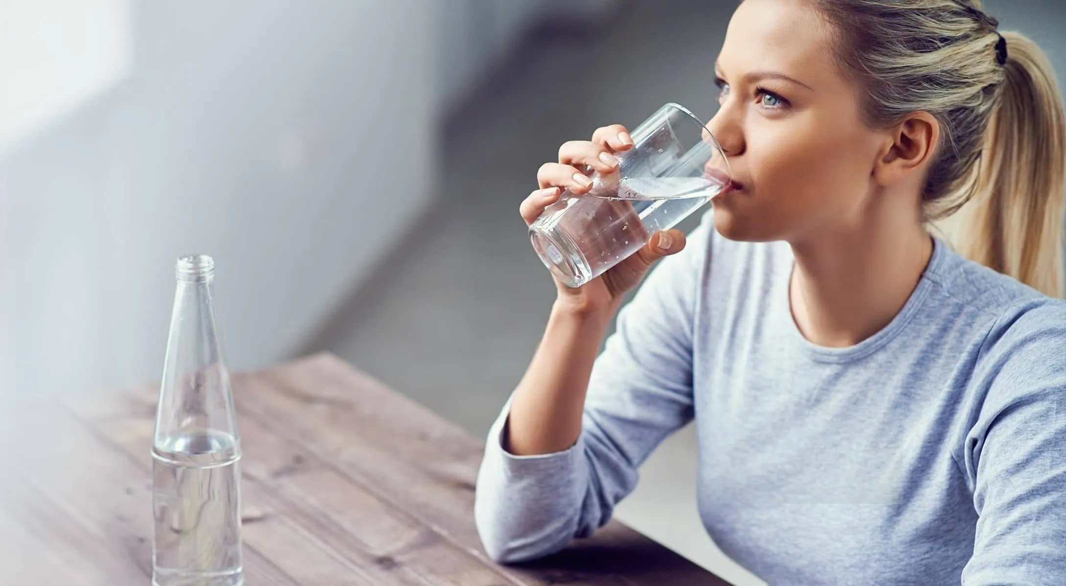 Nghỉ ngơi, bổ sung nước là những phương pháp điều trị nhiễm trùng đường tiêu hóa tại nhà. (Ảnh minh họa sưu tầm)