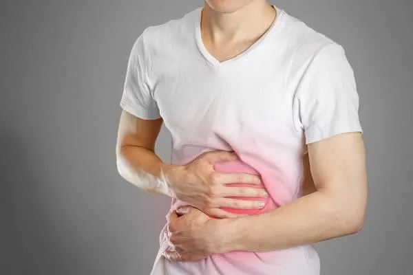 Triệu chứng viêm tụy cấp ở hầu hết người bệnh là đau bụng dữ dội ở vùng thượng vị, dưới xương ức. (Ảnh minh họa sưu tầm)