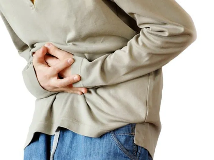 Đau vị trí bụng dưới ở nam giới có thể là dấu hiệu của bệnh xoắn tinh hoàn và viêm tuyến tiền liệt. Ảnh minh họa sưu tầm