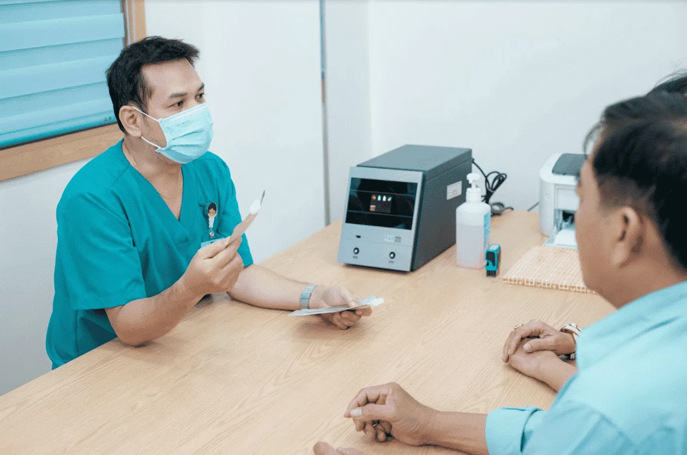 Bác sĩ tư vấn cho bệnh nhân dựa trên kết quả máy test HP