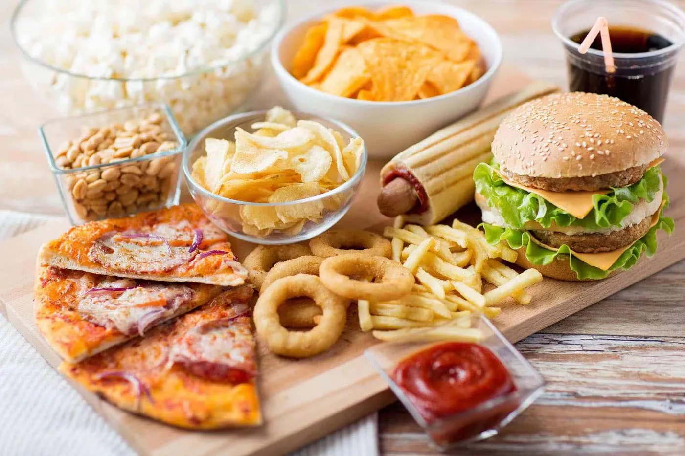 Tổng hợp thức ăn nhanh (hamberger, pizza, khoai tây chiên, nước uống có cồn,...) là nguyên nhân làm tăng nguy cơ bệnh đái tháo đường.