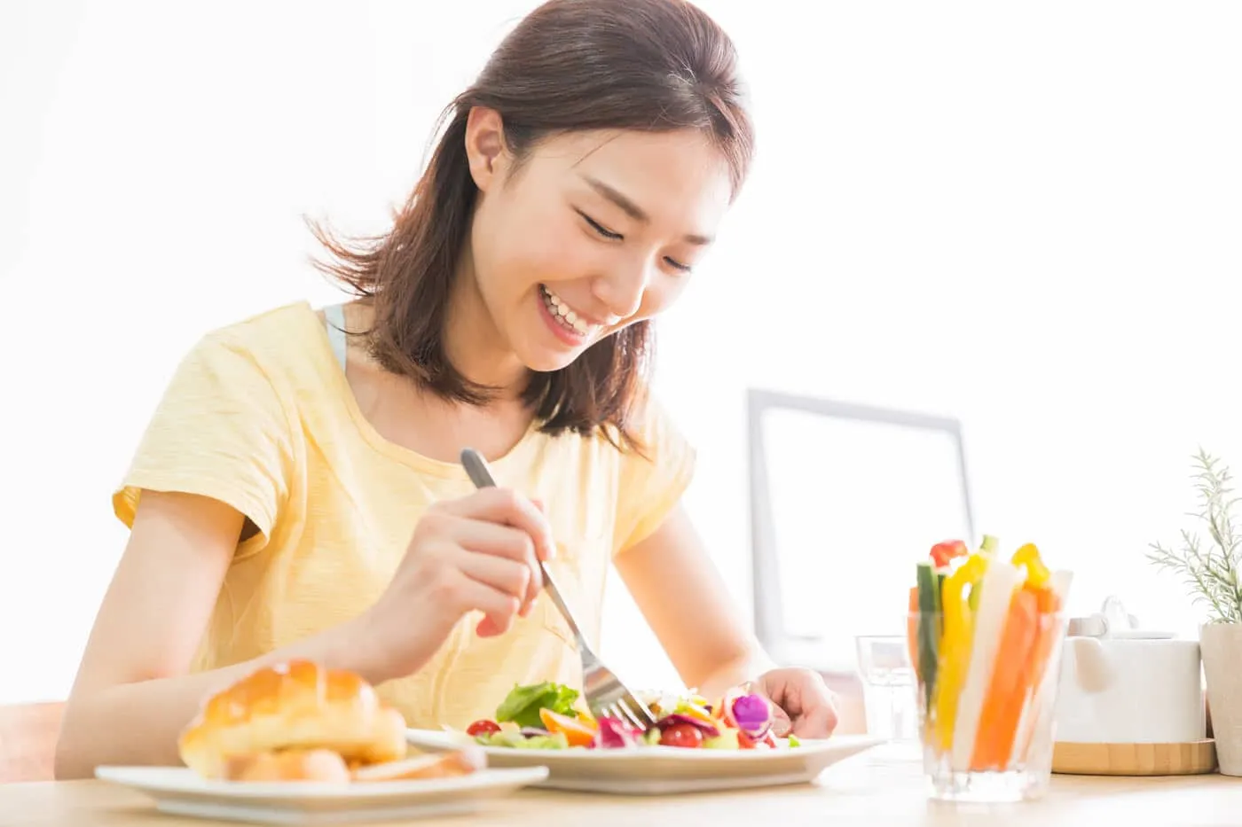 cách chữa trào ngược dạ dày khi chia nhỏ phần ăn và ăn uống trong tâm thế vui tươi