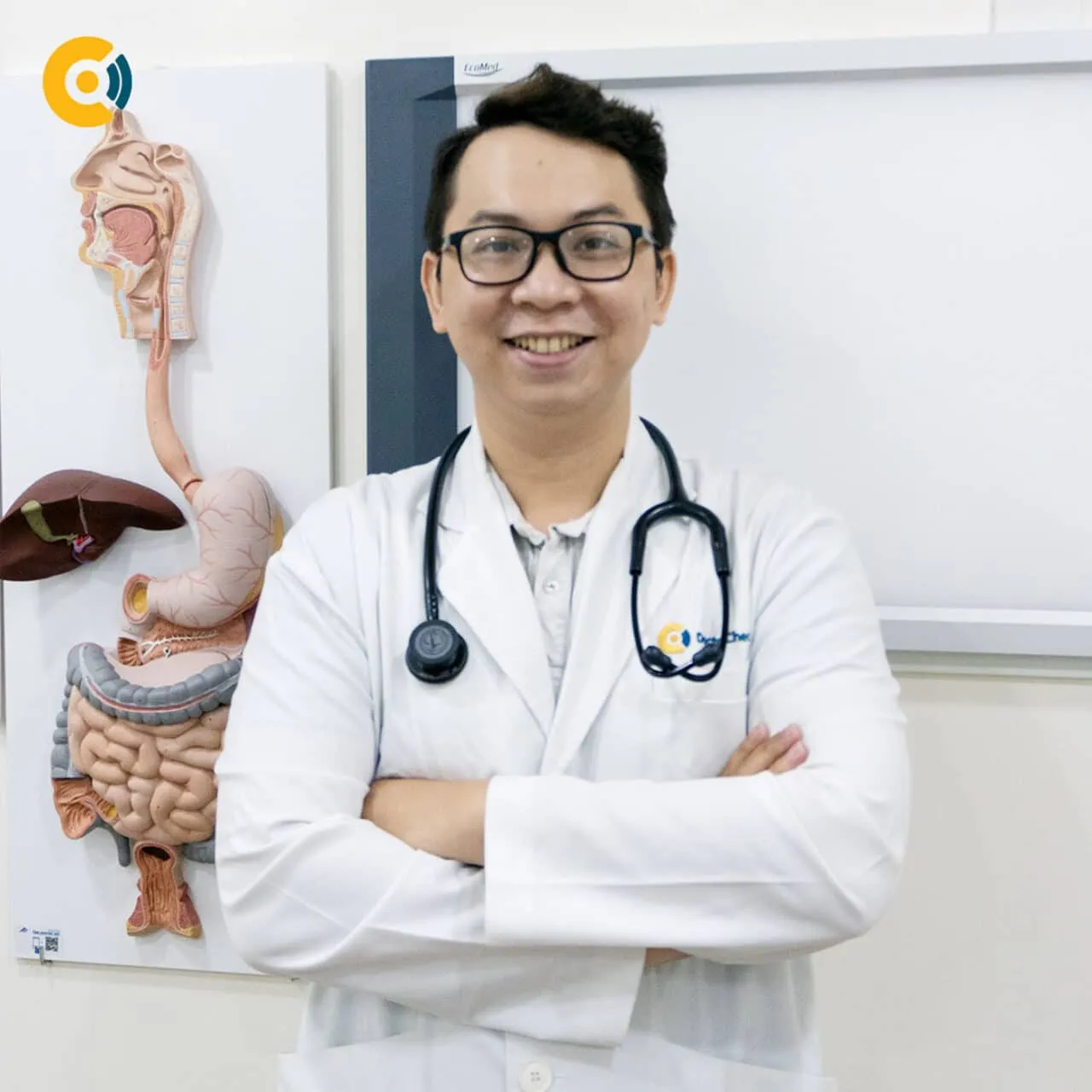 Bác sĩ nội trú Thái Việt Nguyên bên mô hình hệ tiêu hóa