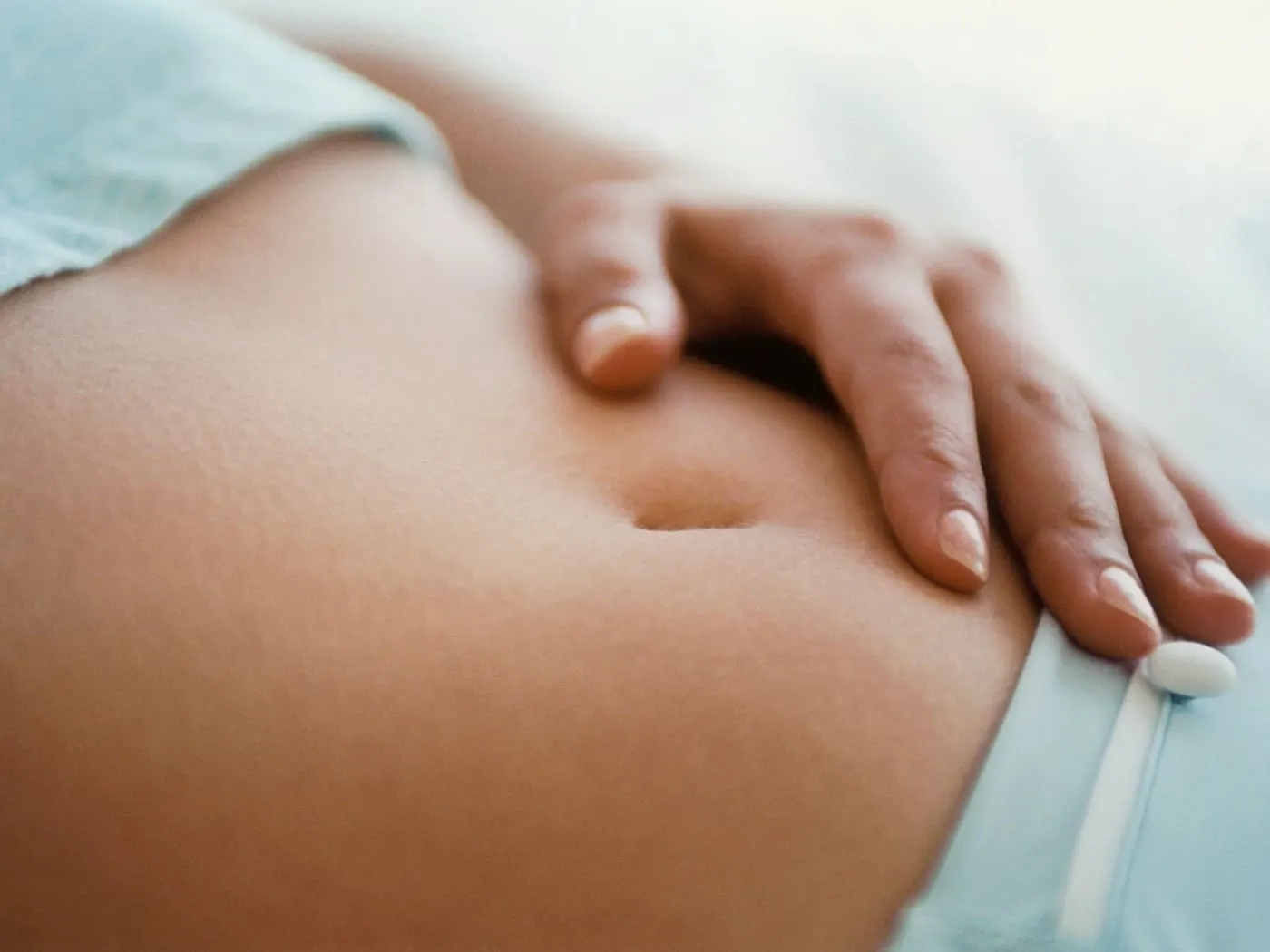 triệu chứng đầy hơi buồn nôn do có thai ở phụ nữ